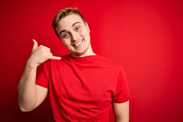 Jeune Homme Rousse Beau Portant Shirt Décontracté Sur Fond Rouge — Photo