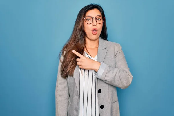 Jonge Latijns Amerikaanse Zakenvrouw Draagt Bril Staan Blauw Geïsoleerde Achtergrond — Stockfoto