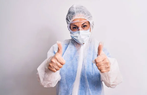 Krankenschwester Mittleren Alters Schutzausrüstung Mit Coronavirus Vor Weißem Hintergrund Die — Stockfoto