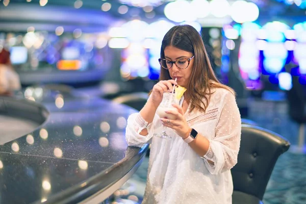 Jonge Mooie Vrouw Vakantie Glimlachend Gelukkig Zelfverzekerd Staande Met Een — Stockfoto