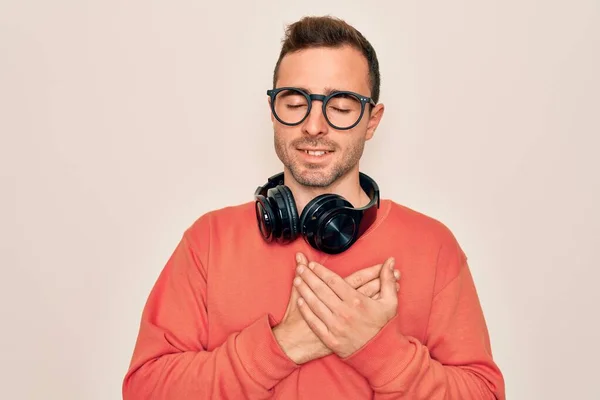 Homem Bonito Jovem Ouvindo Música Usando Fones Ouvido Sobre Fundo — Fotografia de Stock