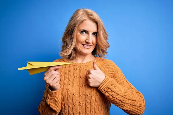 Middle Age Beautiful Blonde Salope Woman Holding Paper Airplane Isolated — Photo