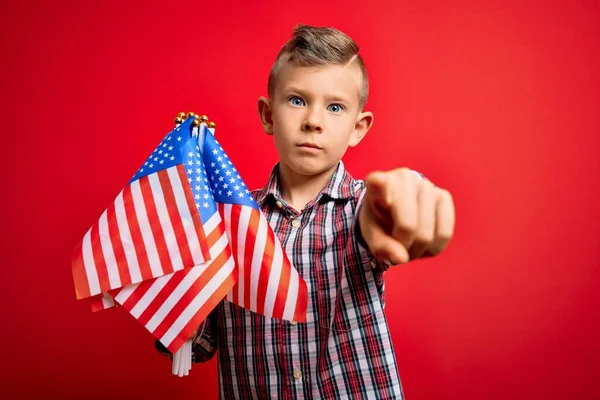 Ung Liten Amerikansk Patriotisk Kaukasiska Unge Hålla Flagga Usa Över — Stockfoto