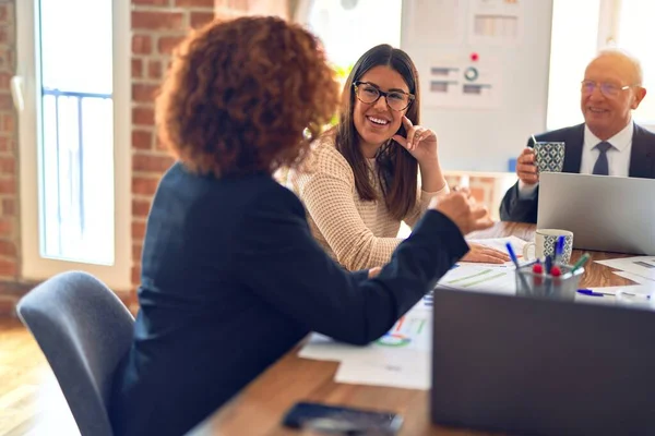 Grupp Affärsanställda Ler Glada Och Självsäkra Tala Med Ett Leende — Stockfoto