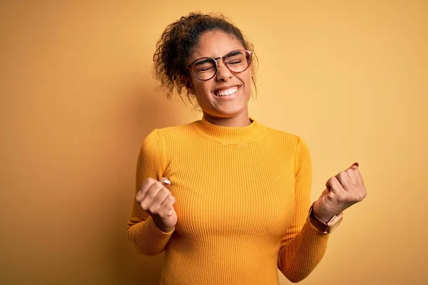 Joven Chica Afroamericana Hermosa Con Suéter Gafas Sobre Fondo Amarillo —  Fotos de Stock