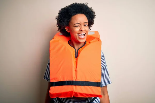 Giovane Afro Donna Afro Americana Con Capelli Ricci Indossa Giubbotto — Foto Stock