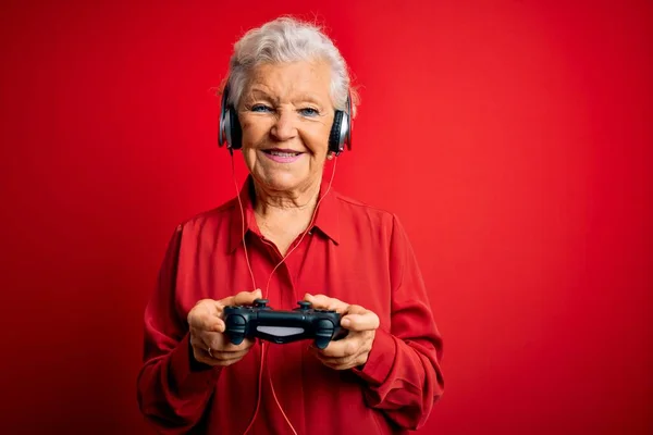 Senior Schöne Grauhaarige Spielerin Die Videospiel Mit Steuerknüppel Und Kopfhörer — Stockfoto