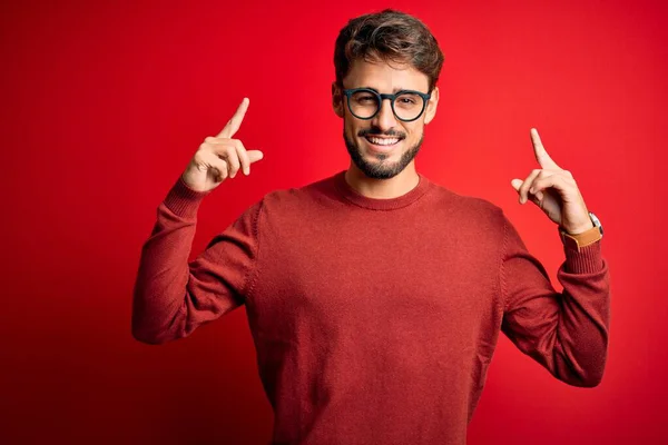 Ung Stilig Man Med Skägg Bär Glasögon Och Tröja Står — Stockfoto