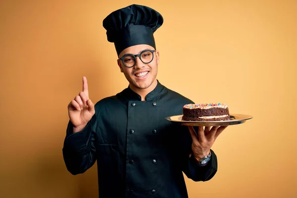 Joven Panadero Brasileño Con Uniforme Cocina Sombrero Sosteniendo Bandeja Con — Foto de Stock