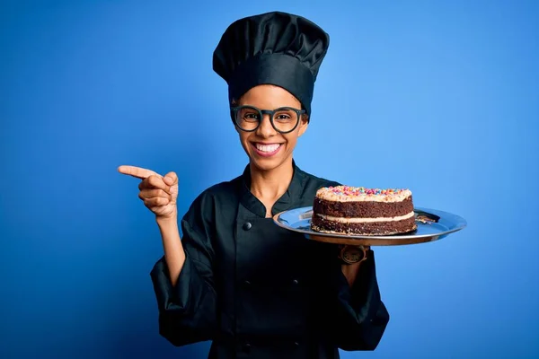Ung Afrikansk Amerikansk Bagare Kvinna Bär Spis Uniform Och Hatt — Stockfoto