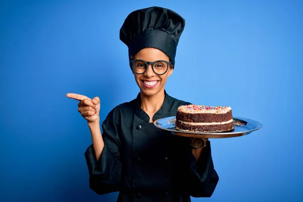 Fiatal Afro Amerikai Pék Visel Tűzhely Egyenruha Kalap Tartja Torta — Stock Fotó