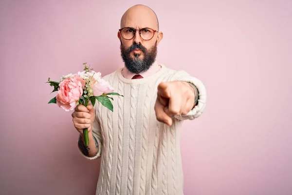 Bello Romantico Calvo Uomo Con Barba Tenendo Bel Bouquet Sfondo — Foto Stock