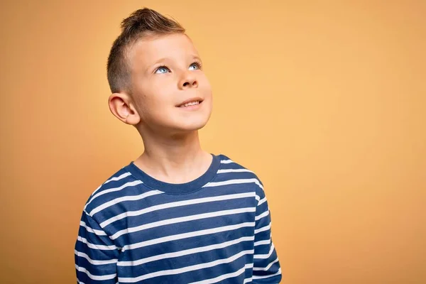 Joven Niño Caucásico Con Ojos Azules Usando Camisa Náutica Rayas — Foto de Stock