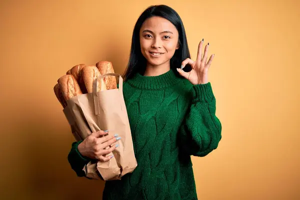 Joven Hermosa Mujer China Sosteniendo Bolsa Papel Con Pan Sobre — Foto de Stock