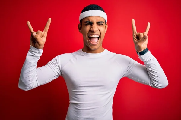 Ung Vacker Afrikansk Amerikansk Idrottsman Bär Sportkläder Över Röd Bakgrund — Stockfoto
