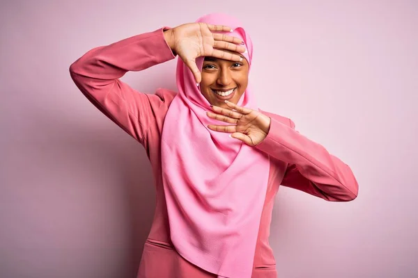 Junge Afroamerikanische Afro Frau Trägt Muslimischen Hijab Über Isoliertem Rosa — Stockfoto