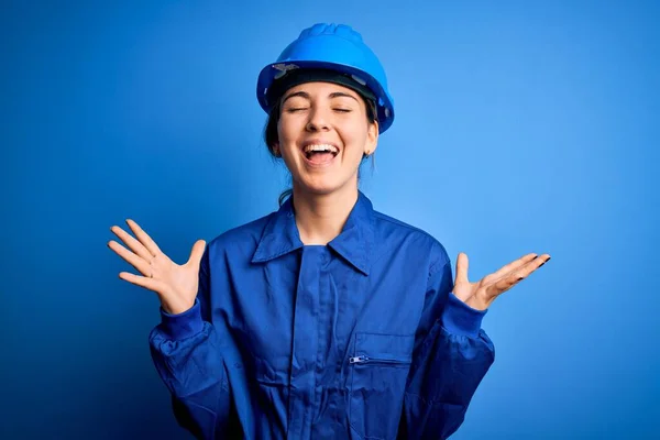 Jonge Mooie Arbeider Vrouw Met Blauwe Ogen Dragen Veiligheidshelm Uniform — Stockfoto