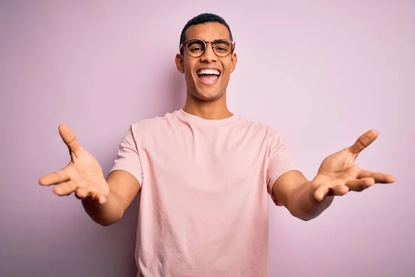 Schöner Afrikanisch Amerikanischer Mann Lässigem Shirt Und Brille Über Rosa — Stockfoto