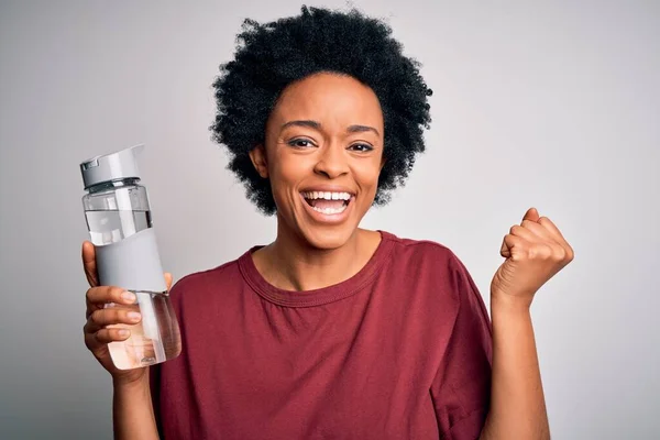 Молодая Афро Американка Вьющимися Волосами Пьет Бутылку Воды Освежения Гордо — стоковое фото