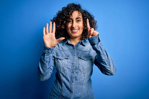 Giovane Bella Donna Araba Riccia Indossa Camicia Jeans Casual Piedi — Foto Stock