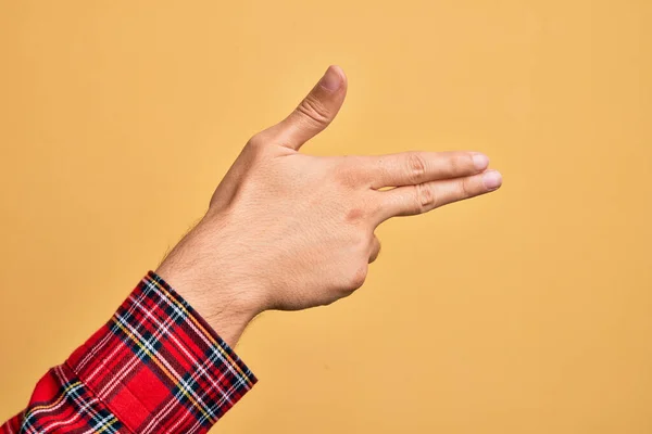 손가락을 손가락으로 겨누고 코카서스 젊은이의 기호를 — 스톡 사진
