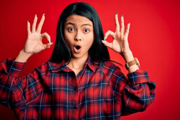 Joven Hermosa Mujer China Con Camisa Casual Sobre Fondo Rojo — Foto de Stock