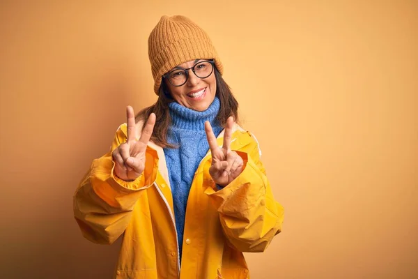 Wanita Paruh Baya Mengenakan Jas Hujan Kuning Dan Topi Musim — Stok Foto