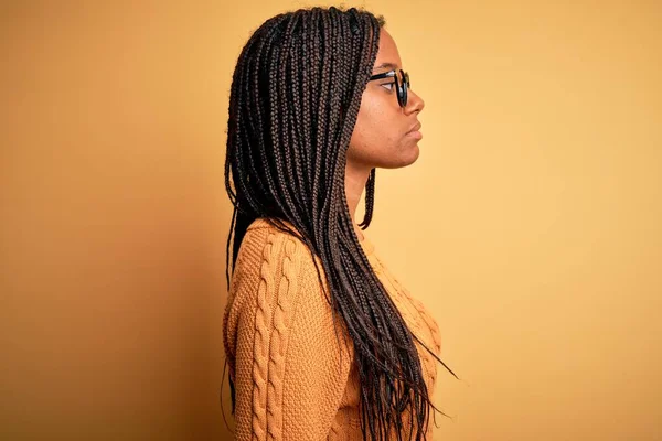 Jonge Afrikaanse Amerikaanse Slimme Vrouw Met Een Bril Casual Trui — Stockfoto