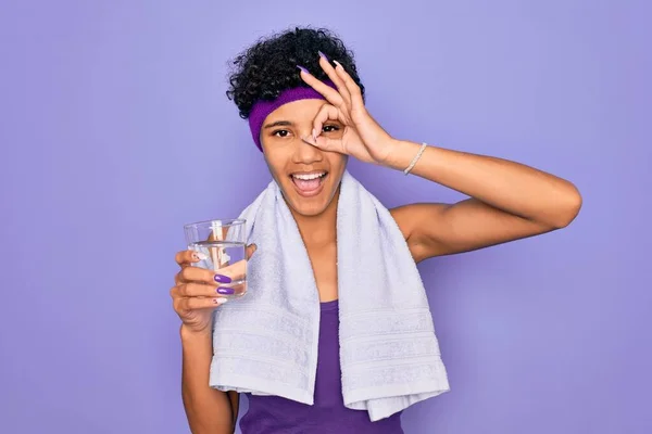 Mulher Desportiva Afro Americana Bonita Fazendo Exercício Vestindo Toalha Beber — Fotografia de Stock