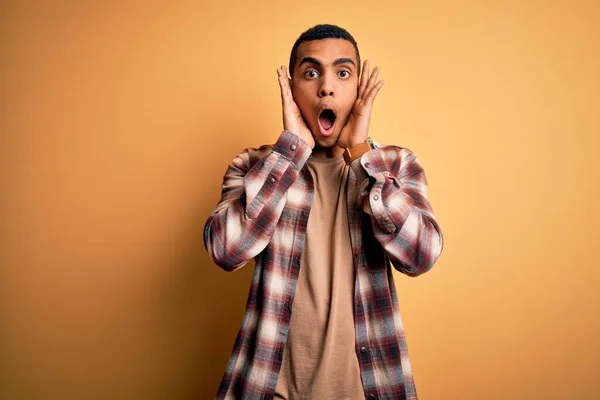 Jovem Homem Afro Americano Bonito Vestindo Camisa Casual Sobre Fundo — Fotografia de Stock