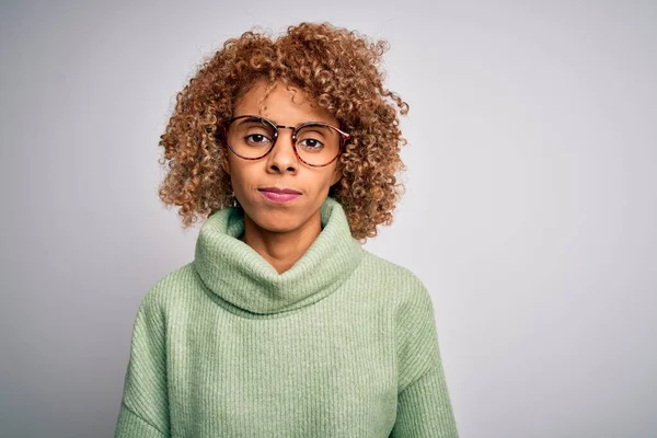 Joven Mujer Afroamericana Hermosa Con Jersey Cuello Alto Gafas Con — Foto de Stock