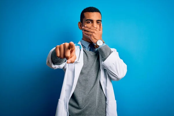Knappe Afro Amerikaanse Arts Man Draagt Jas Stethoscoop Blauwe Achtergrond — Stockfoto