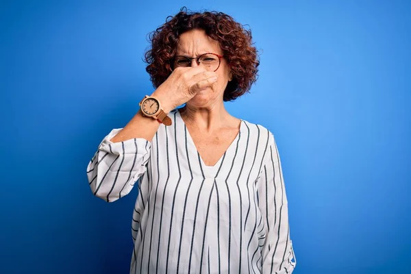 Middelbare Leeftijd Mooie Krullend Haar Vrouw Dragen Casual Gestreepte Shirt — Stockfoto