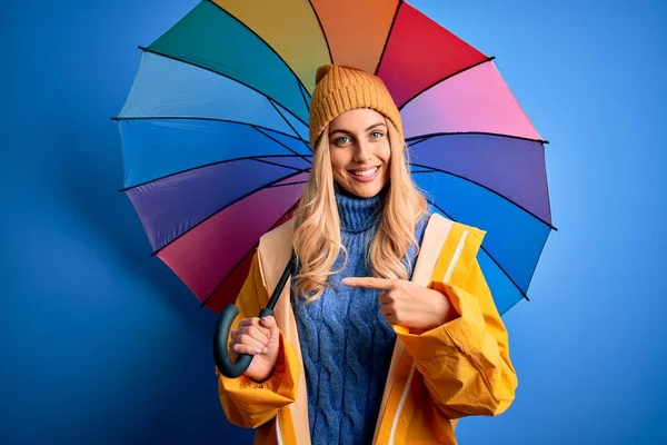 Junge Schöne Blonde Frau Regenmantel Für Regnerisches Wetter Hält Bunten — Stockfoto