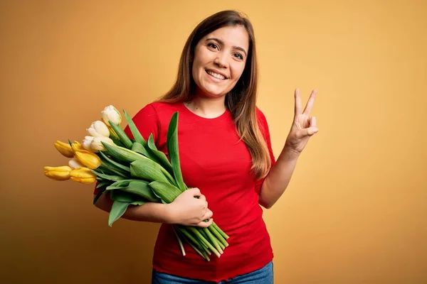 Fiatal Szőke Kezében Romantikus Csokor Tulipán Virágok Sárga Háttér Mosolyogva — Stock Fotó