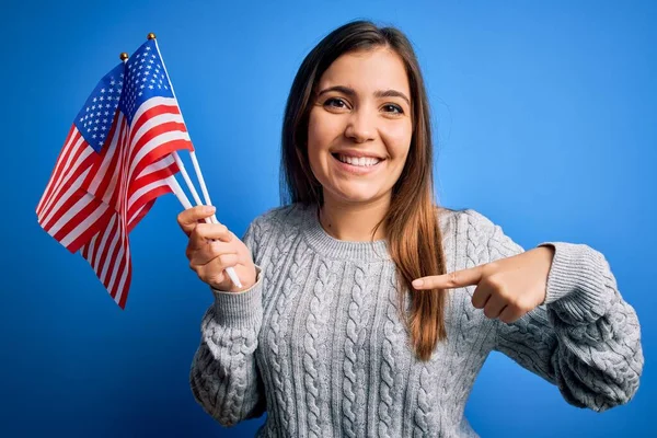 Jonge Patriottische Vrouw Met Amerikaanse Vlag Onafhankelijkheidsdag Juli Blauwe Achtergrond — Stockfoto