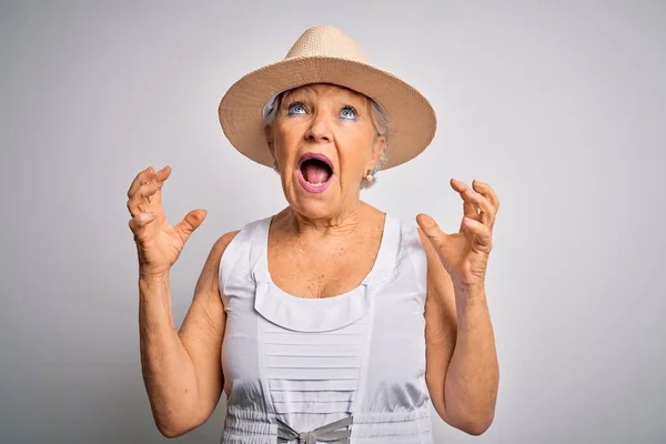 Ältere Schöne Grauhaarige Frau Urlaub Lässigem Sommerkleid Und Hut Verrückt — Stockfoto