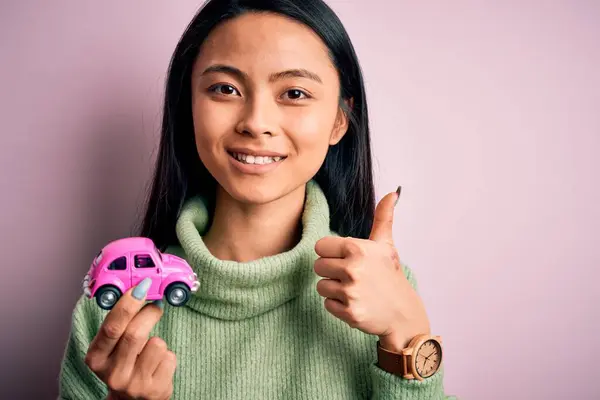 Νεαρή Όμορφη Κινέζα Γυναίκα Κρατώντας Μικρό Αυτοκίνητο Παιχνίδι Πάνω Από — Φωτογραφία Αρχείου