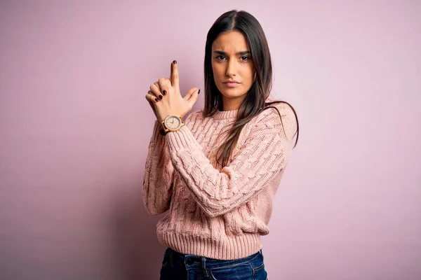 Jonge Mooie Brunette Vrouw Dragen Casual Trui Geïsoleerde Roze Achtergrond — Stockfoto