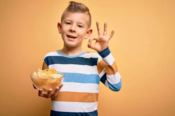 Ung Liten Kaukasisk Unge Äter Unheatlhy Potatis Chips Över Gul — Stockfoto