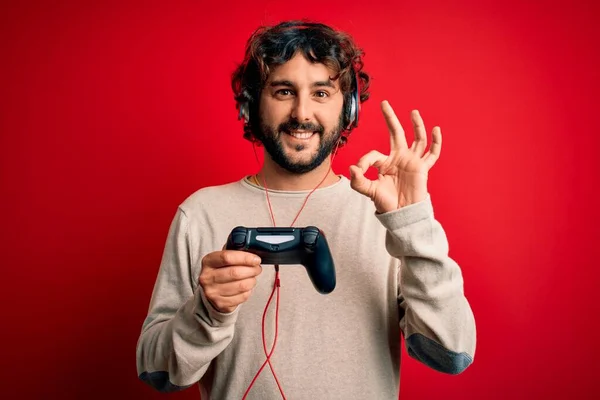 Joven Jugador Hombre Con Pelo Rizado Barba Jugando Videojuego Con —  Fotos de Stock