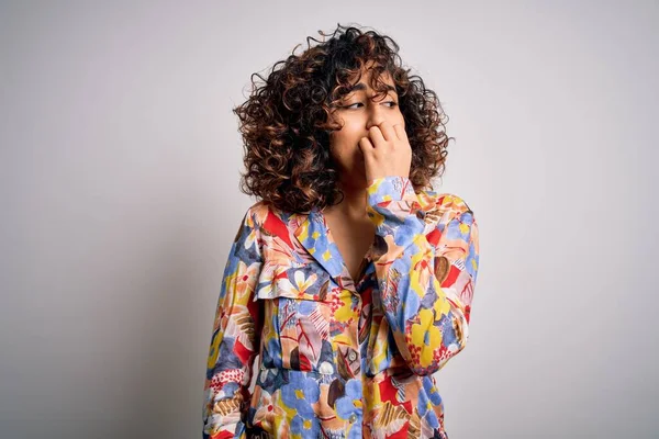 Jovem Bela Mulher Árabe Encaracolado Vestindo Floral Camisa Colorida Sobre — Fotografia de Stock