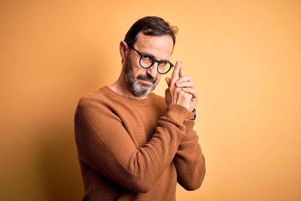 Hombre Alzado Mediana Edad Con Suéter Marrón Gafas Sobre Fondo —  Fotos de Stock