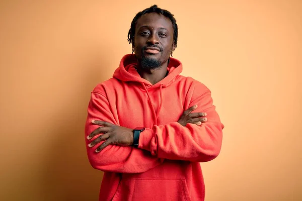 Joven Afroamericano Deportivo Con Sudadera Con Capucha Sobre Fondo Amarillo —  Fotos de Stock