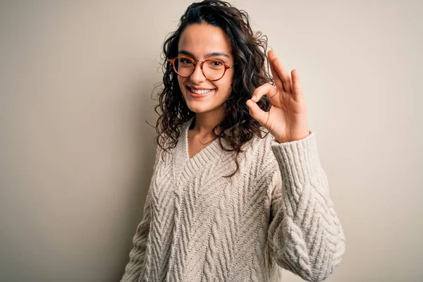 Hermosa Mujer Con Pelo Rizado Usando Suéter Casual Gafas Sobre — Foto de Stock