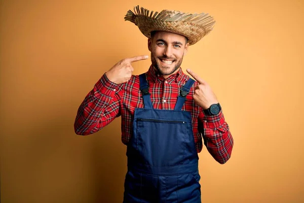 Homem Agricultor Rural Jovem Vestindo Bib Chapéu Geral Rural Sobre — Fotografia de Stock