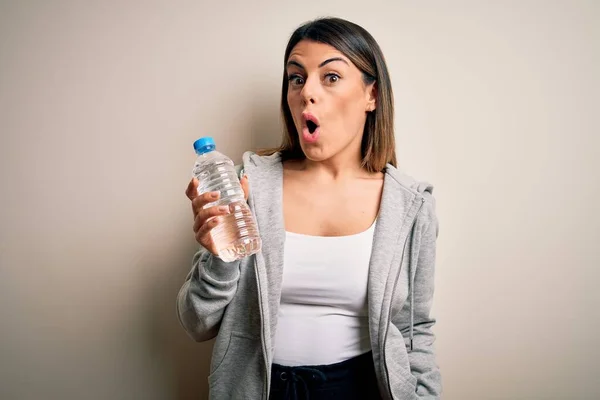 Jonge Mooie Brunette Sportieve Vrouw Drinken Fles Water Geïsoleerde Witte — Stockfoto
