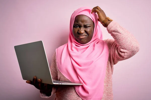 Afroamericano Size Donna Che Indossa Hijab Musulmano Utilizzando Computer Portatile — Foto Stock