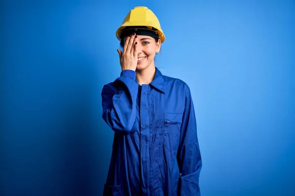 Νεαρή Όμορφη Εργαζόμενη Γυναίκα Μπλε Μάτια Φορώντας Κράνος Ασφαλείας Και — Φωτογραφία Αρχείου
