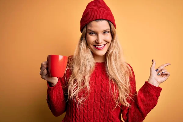 Joven Hermosa Mujer Rubia Bebiendo Taza Roja Café Sobre Fondo —  Fotos de Stock